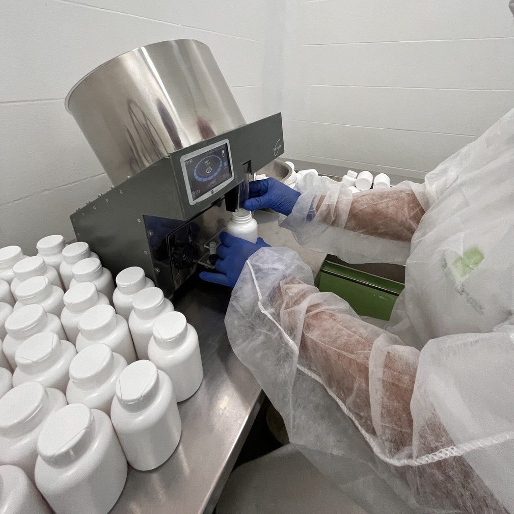 Operador paramentado no envase de produto encapsulado