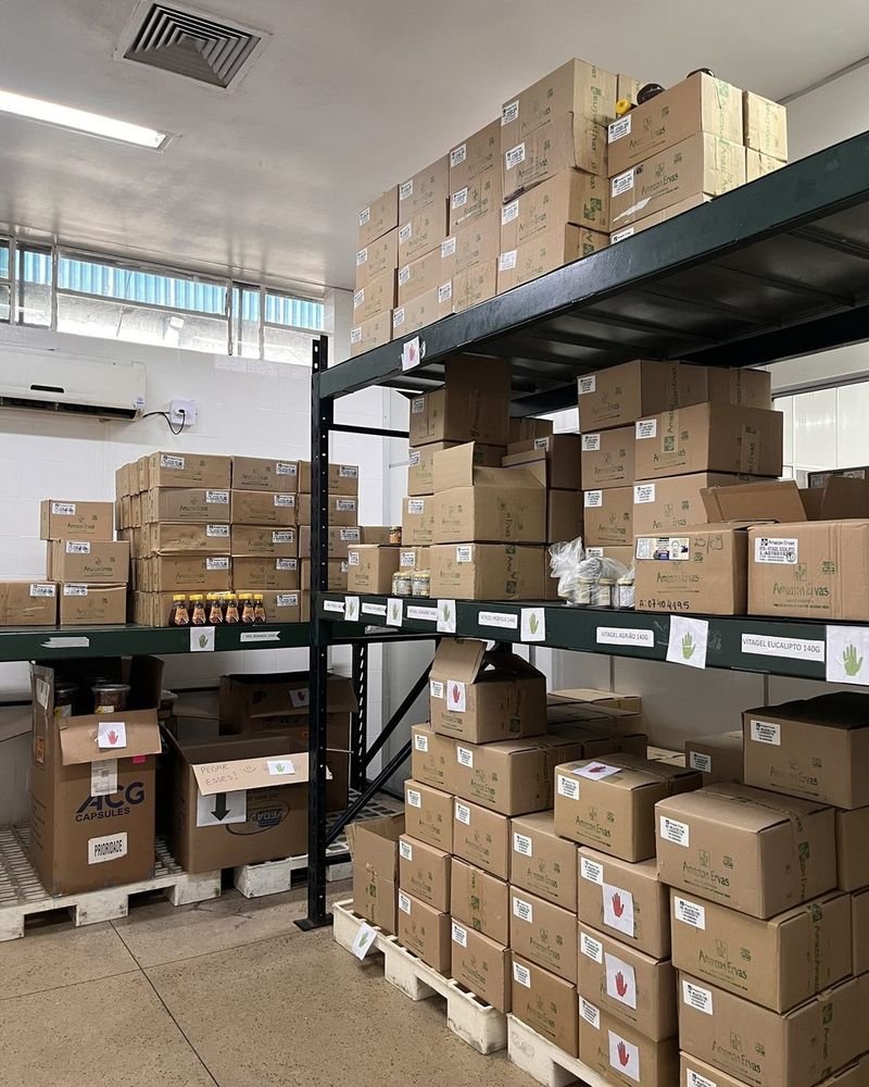 Estoque de produto acabado em caixas identificadas por SKU e lote