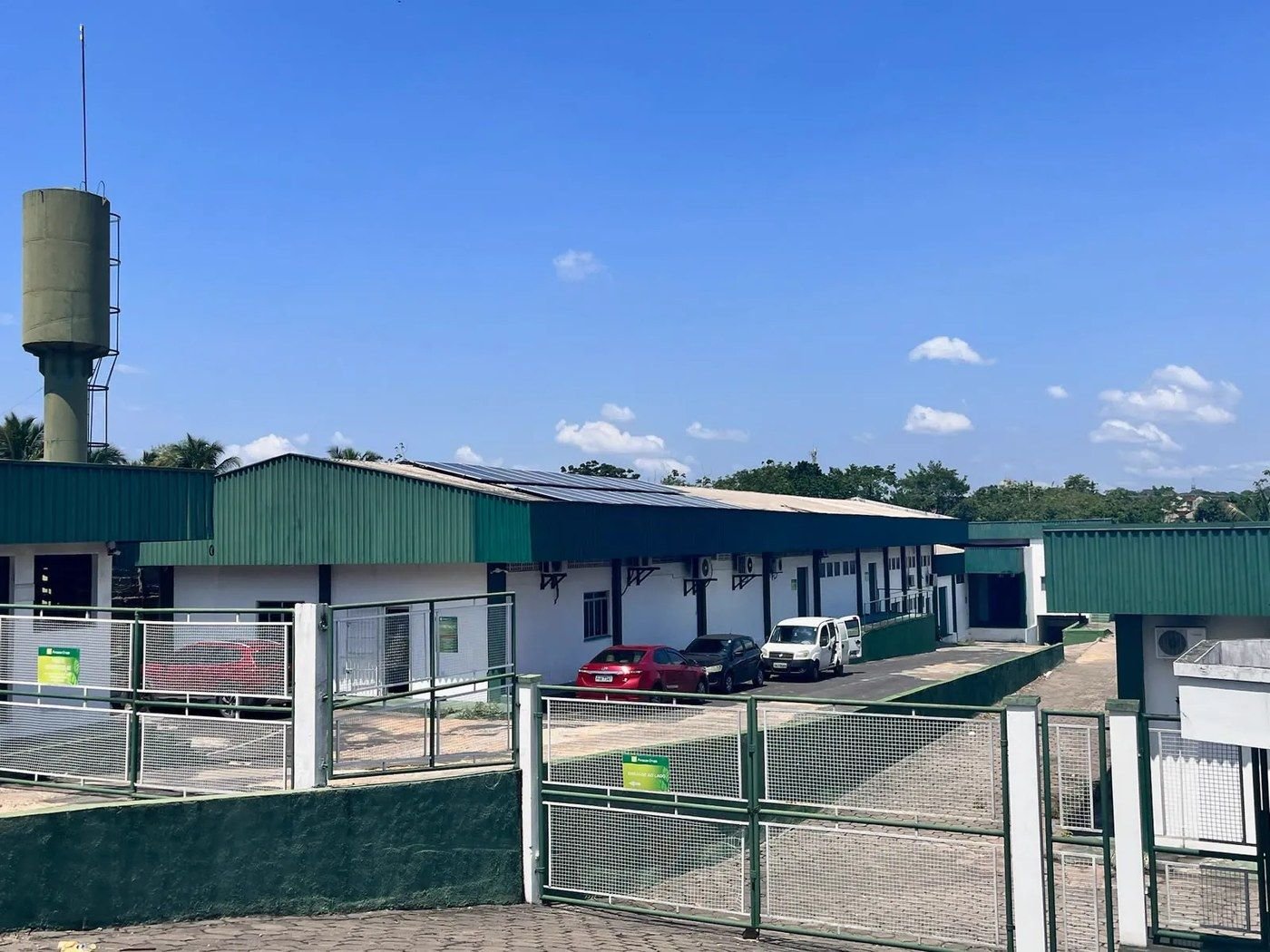 Parque fabril com painéis solares no telhado