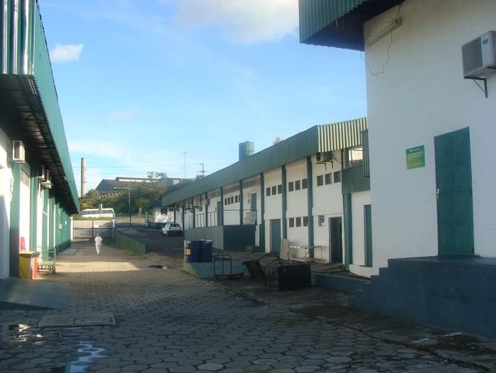 Circulação entre os galpões do parque fabril