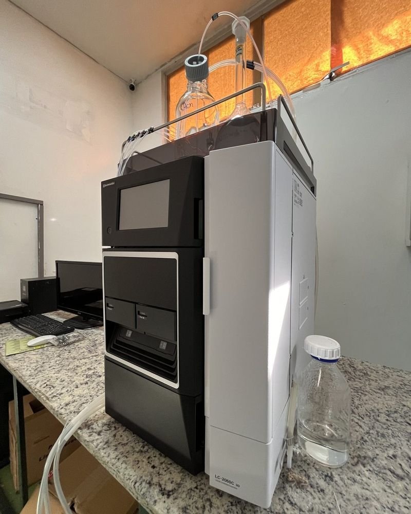 Cromatógrafo líquido de alta eficiência (HPLC) no laboratório interno