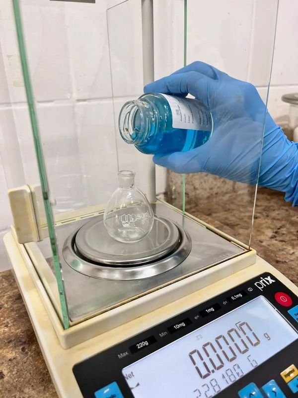 Pesagem em balança analítica de precisão