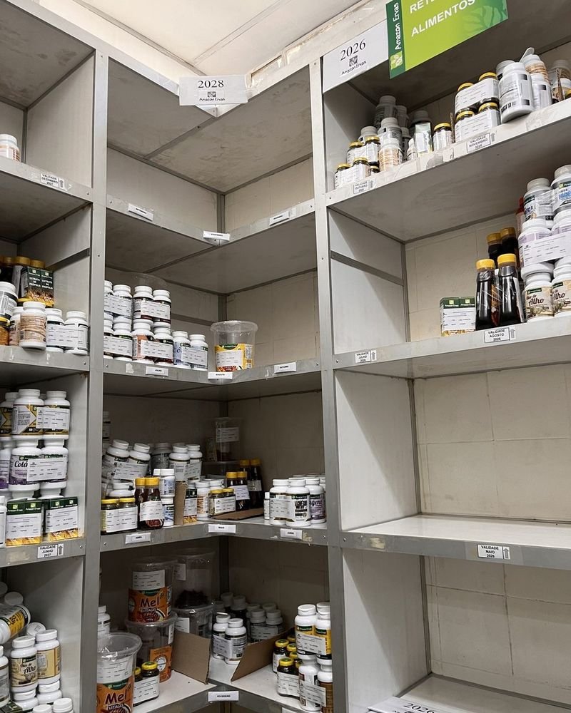 Prateleira de retenção de amostras identificadas por ano